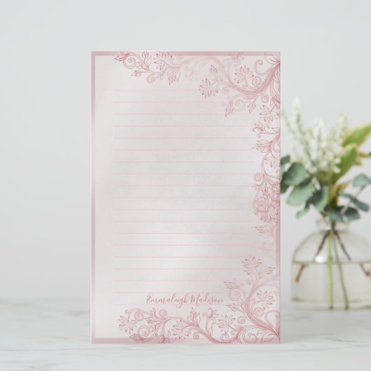 ピンクのパーソナライズされた装飾品が並んだ 便箋 (スタンド正面)