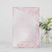 ピンクのパーソナライズされた装飾品が並んだ 便箋 (スタンド正面)