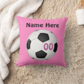 ピンクのパーソナライズなサッカーは名前、数を置きます クッション (ブランケット)