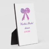 ピンクのパープルのリボン スパークル グリッター ブライダルシャワーの名前 フォトプラーク (側面)