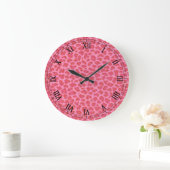 ピンクのヒョウのスキンラウンドローマ数字クロック ラージ壁時計 (ホーム)