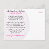 ピンクのヒョウのプリントのヘアーサロンのオープン インビテーションポストカード (裏面)