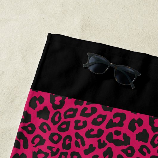 ピンクのヒョウパーソナライズされた柄 ビーチタオル (インサイチュ)