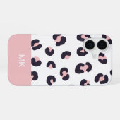 ピンクのヒョウ柄モノグラム入り iPhone 16ケース (裏面横)