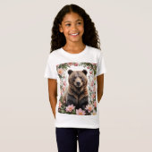 ピンクのビターレートの花に囲まれたブラウン・ベア Tシャツ (正面フル)