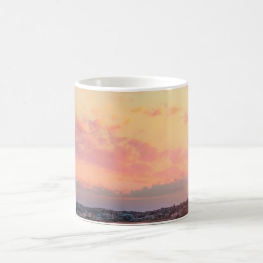 ピンクのビーチサンゴールデン空の美しい休暇 コーヒーマグカップ (中央)