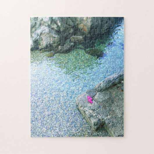 ピンクのビーチサンダル靴でビーチの岩の写真 ジグソーパズル (縦)
