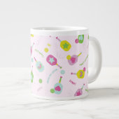 ピンクのピクレボールプレイヤーへのギフトパーソナライズされた ジャンボコーヒーマグカップ (正面右)