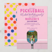 ピンクのピックルボールパドル写真ディンク誕生日パーティー 招待状 (正面/裏面)