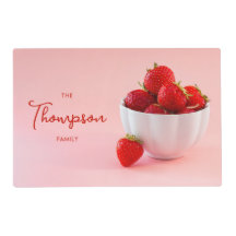 ピンクのファミリー名が入ったフレッシュイチゴフルーツボウル
