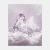 ピンクのファンタジー飛んでいる馬車バタフライフェアリーウィング フリースブランケット (正面)