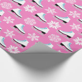 ピンクのフィギュアスケートおよび雪片のクリスマス ラッピングペーパー (角)