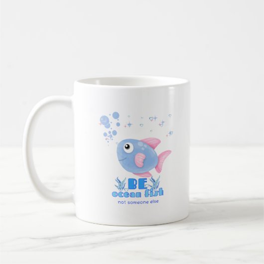 ピンクのフィンとバブルコーヒーを持つかわいい漫画の魚 コーヒーマグカップ (左)