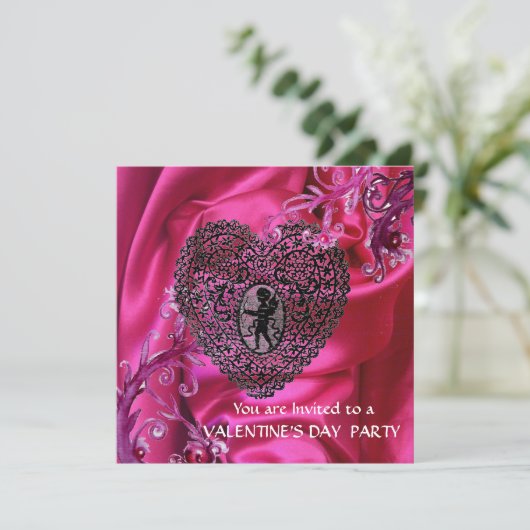 ピンクのフクシアシルク生地にハート型のレース 招待状 (スタンド正面)