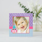 ピンクのフクロウの数々のな水玉模様の第1誕生日の女の子の写真 招待状 (スタンド正面)