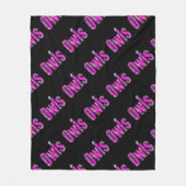 ピンクのフクロウ名のロゴ、 フリースブランケット (正面)