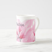 ピンクのフュージョン水モノグラムの色 ボーンチャイナマグカップ (正面右)