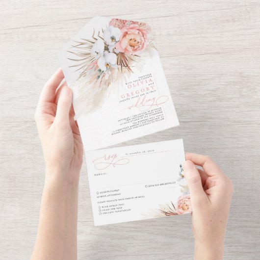 ピンクのフラッシュ フラワーとパンパス グラス エキゾチック ウェディング オールインワン招待状 (貼ってはがせる)