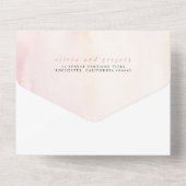 ピンクのフラッシュ フラワーとパンパス グラス エキゾチック ウェディング オールインワン招待状 (裏面)