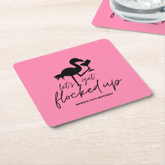 ピンクのフラミンゴが集まるトロピカルな誕生日パーティー スクエアペーパーコースター (アングル)