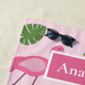 ピンクのフラミンゴと熱帯葉のパーソナライズされた ビーチタオル (インサイチュ)