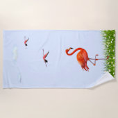 ピンクのフラミンゴと草地（ライトブルーの花を付ける） ビーチタオル (正面)