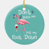 ピンクのフラミンゴに足を置かないで セラミックオーナメント (裏面)