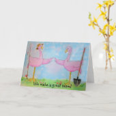ピンクのフラミンゴのカップル幸せな記念日愛鳥 カード (黄色い花)