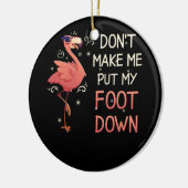 ピンクのフラミンゴの夏に足を置かないで セラミックオーナメント (左)