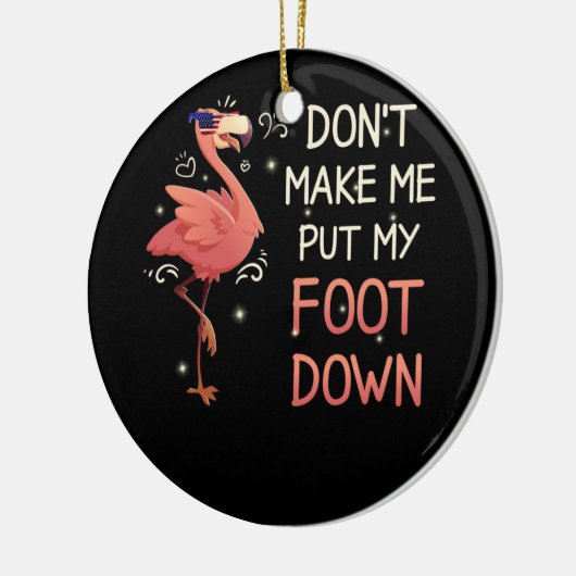 ピンクのフラミンゴの夏に足を置かないで セラミックオーナメント (左)