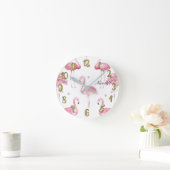 ピンクのフラミンゴの灰色の水玉模様のシックでミニマルなカスタム ラウンド壁時計 (ホーム)