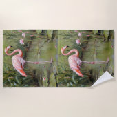 ピンクのフラミンゴの睡蓮と葦の油絵。 ビーチタオル (正面)