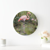ピンクのフラミンゴの睡蓮と葦の油絵。 ラージ壁時計 (ホーム)