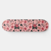 ピンクのフラミンゴの継ぎ目のないパタ葉ーンと花 スケートボード (横)
