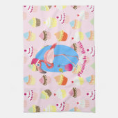 ピンクのフラミンゴクリスマスカクテルとカップケーキ キッチンタオル (縦)