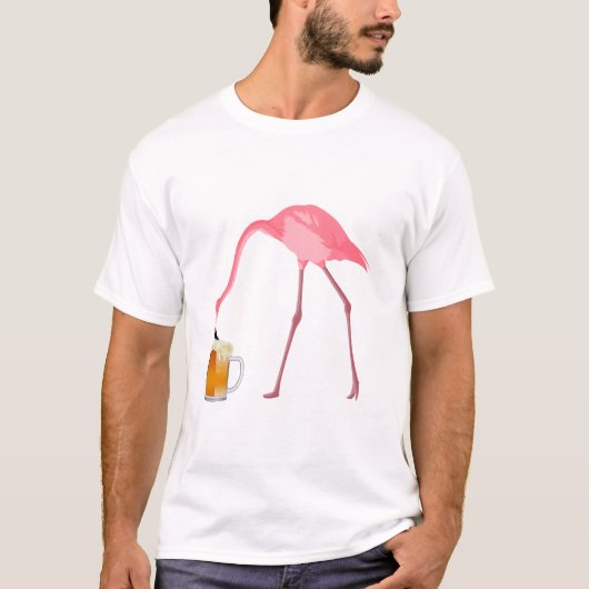 ピンクのフラミンゴビール好き Tシャツ (正面)