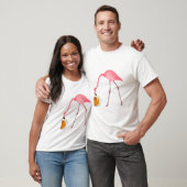 ピンクのフラミンゴビール好き Tシャツ (ユニセックス)