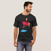 ピンクのフラミンゴ飲みビールドライカー夏の雰囲気 Tシャツ (正面フル)