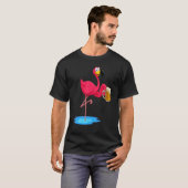ピンクのフラミンゴ飲みビールドライカー夏の雰囲気 Tシャツ (正面フル)
