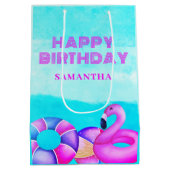 ピンクのフラミンゴ 誕生日 プールパーティー 名前 ミディアムペーパーバッグ (裏面)