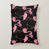 ピンクのフラミンゴ:黒い背景ヴィンテージ アクセントクッション (正面(垂直))