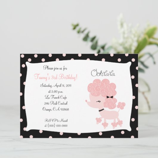 ピンクのフランスのなプードルのOohのlaのla 5x7の誕生日 招待状 (スタンド正面)
