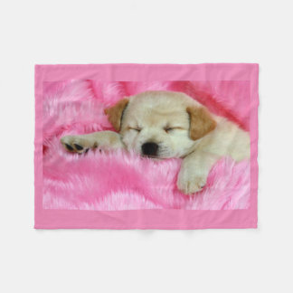 ピンクのフリースブランケットで眠っている小犬 フリースブランケット