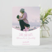 ピンクのフルール・ド・リス写真 セーブ・ザ・デート発表 案内状 (スタンド正面)