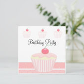 ピンクのフロスティングカップケーキの誕生日 招待状 (スタンド正面)