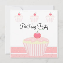 ピンクのフロスティングカップケーキの誕生日