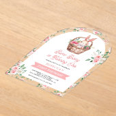 ピンクのフローラあるバニーが1歳の誕生日を飾る アクリル招待状 (レイダウン)