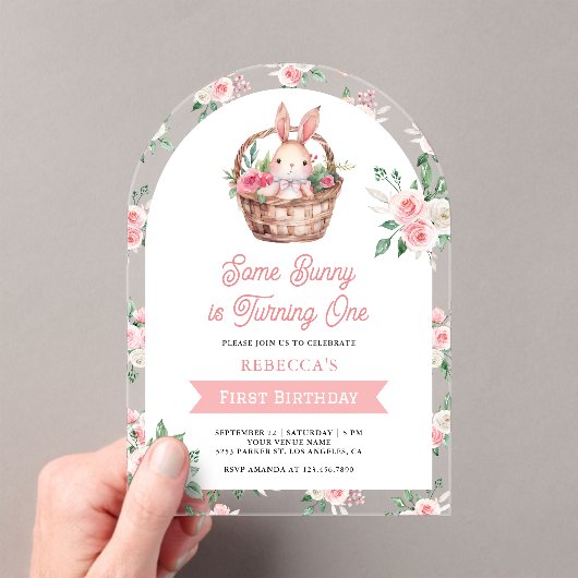 ピンクのフローラあるバニーが1歳の誕生日を飾る アクリル招待状 (インサイチュ (ポータブル))