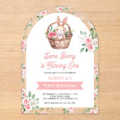 ピンクのフローラあるバニーが1歳の誕生日を飾る アクリル招待状 (正面)