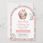 ピンクのフローラあるバニーが1歳の誕生日を飾る 招待状 (正面)
